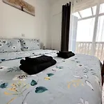 Сasa de vacaciones Two Bedroom Sea View Townhouse-villa Libellula